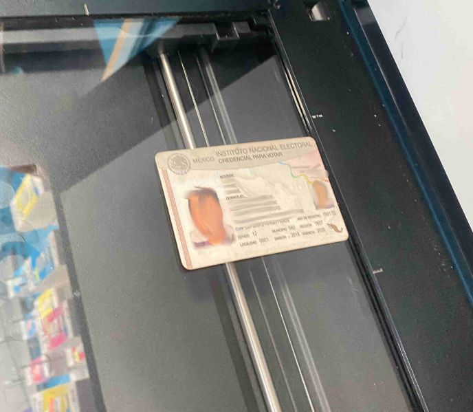 Archivo:Se voltea la credencial.jpg